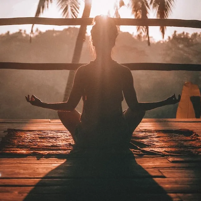 Mujer meditando en la playa
