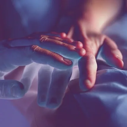 Manos practicando reiki