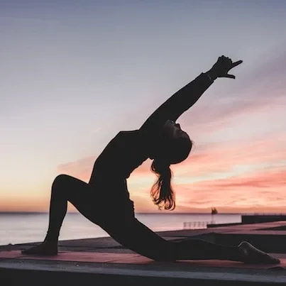 mujer haciendo yoga