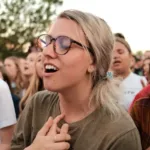 Mujer cantando manifestando