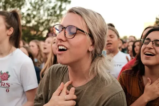 Mujer cantando manifestando